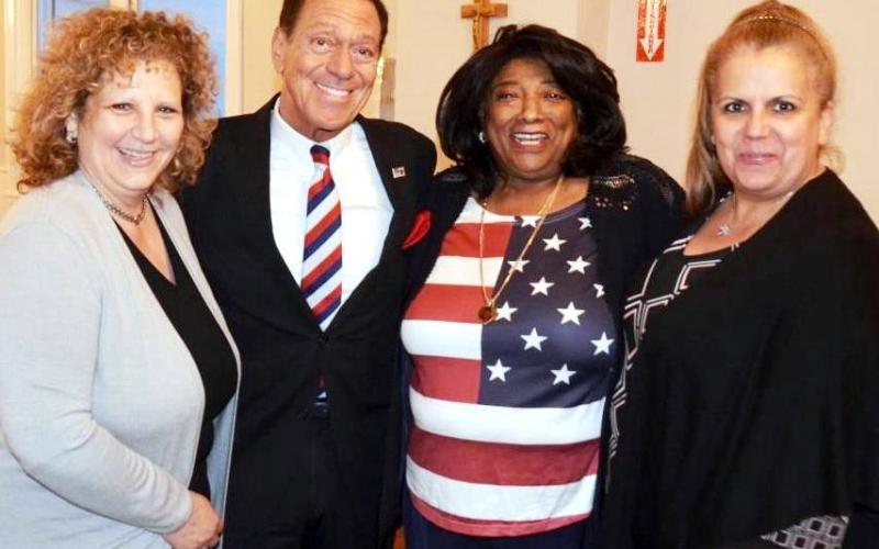 Joe Piscopo poses with some lovely local fans